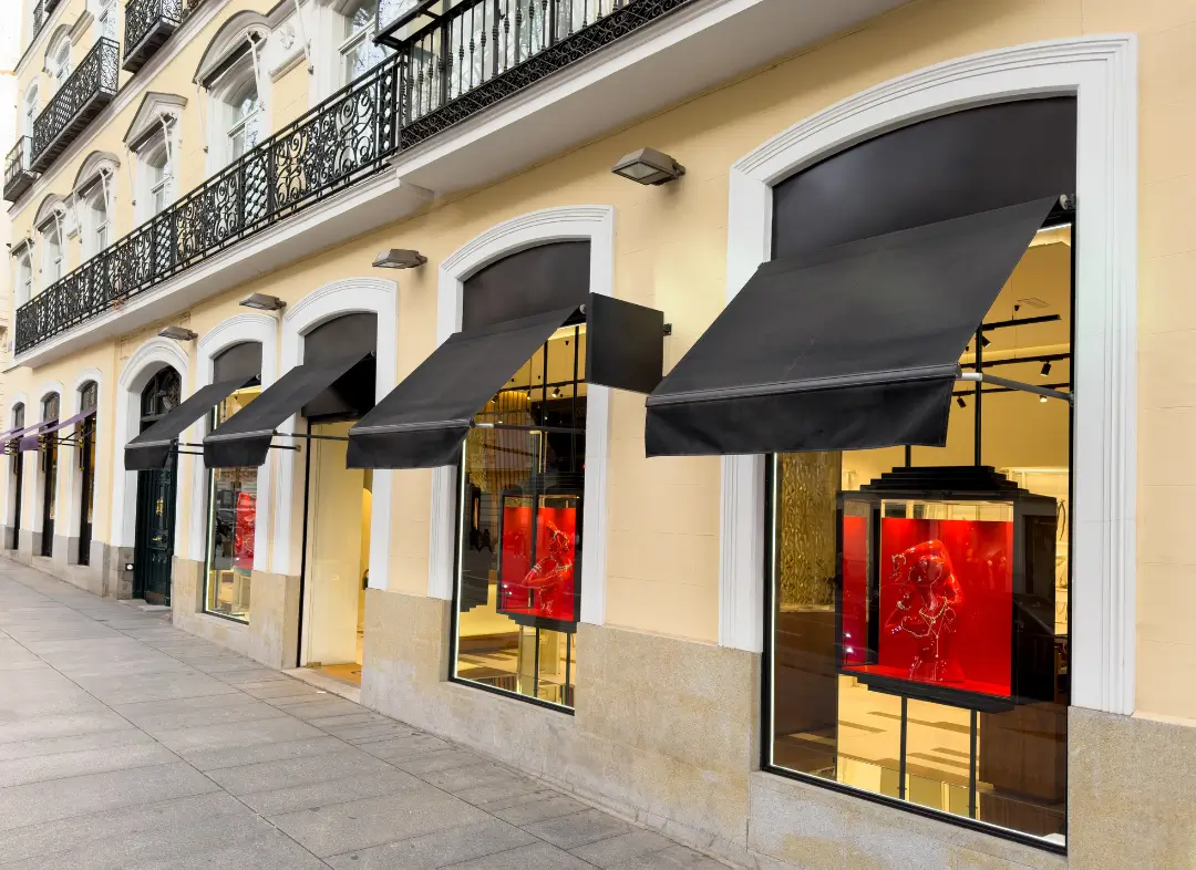 Façade vitrine de magasin en aluminium sur mesure à La Madeleine